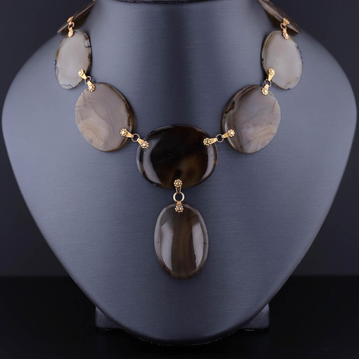 Antique Agate Necklace of 18k Gold